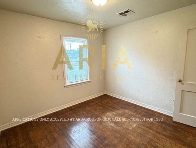 Building Photo - LOCATION! LOCATION! LOCATION! Charming 2 B...