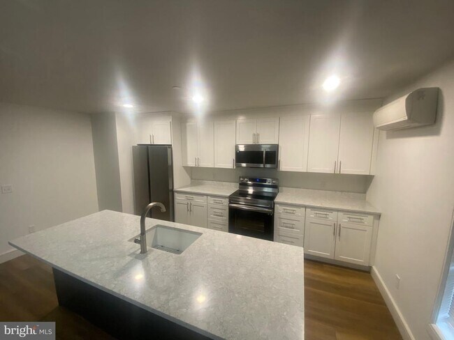 Building Photo - 1087 Mt Tom Rd