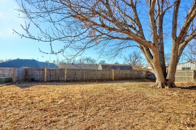 Building Photo - 4 bed house in Yukon!
