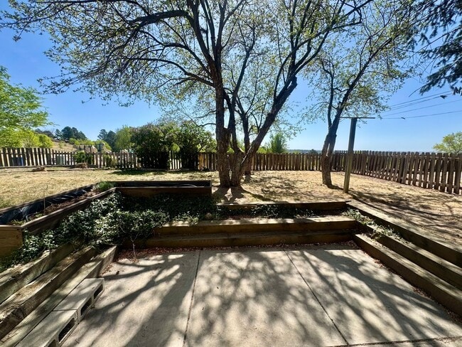 Building Photo - 4 Bedroom Home in Villa Loma-Available NOW