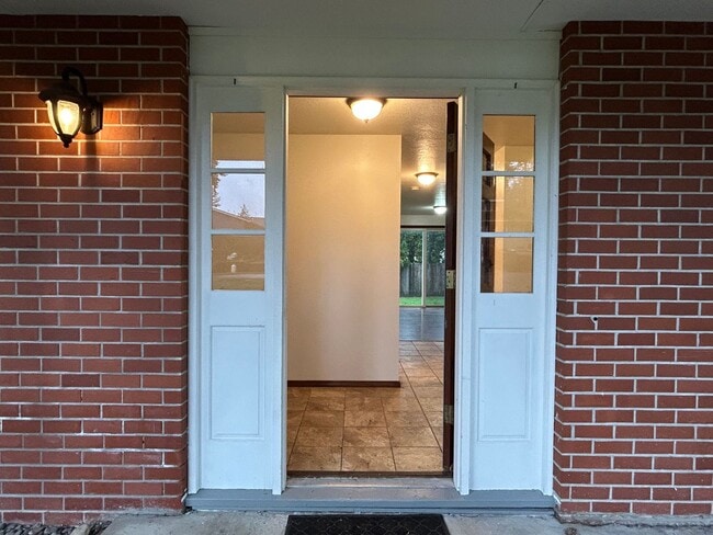 Building Photo - Timeless 5 Bed, 2.5 Bath Home - SW Beaverton