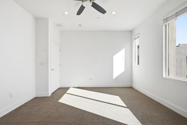 Building Photo - 820 N 8th Ave