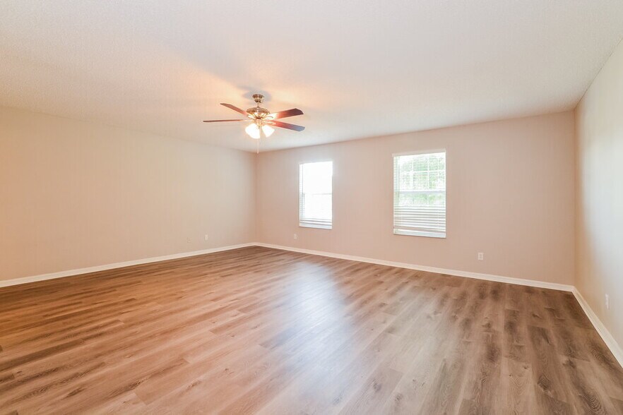 Building Photo - 582 Southridge Rd