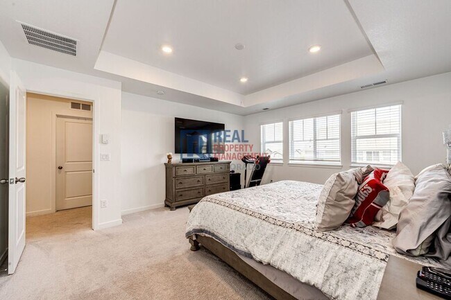 Building Photo - 960 S De Gaulle Ct