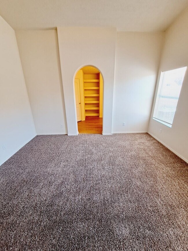 Building Photo - 3 bed 2 bath home in Huning Ranch