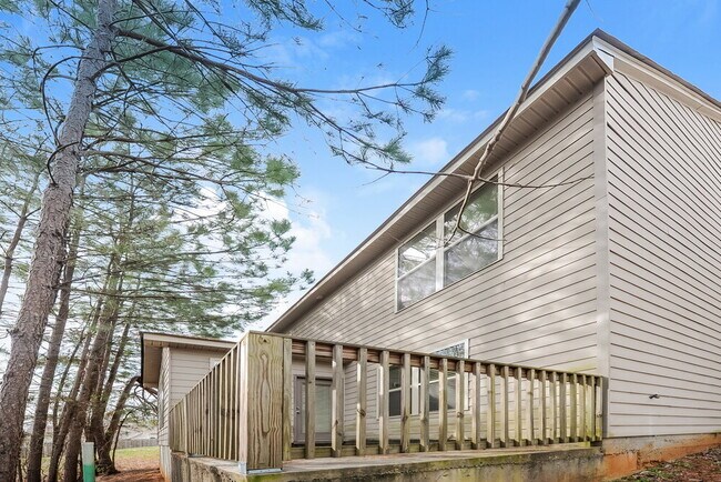 Building Photo - 153 August W Way