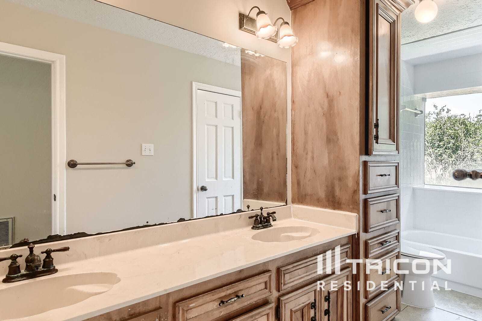 Building Photo - 2118 Waterfall Dr