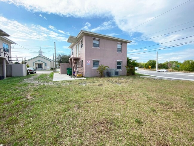 Building Photo - Spacious 2 Bedroom/ 1 Bath Available NOW!