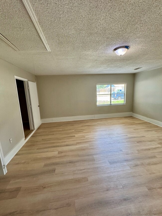 Building Photo - 6000 Lindy Ln