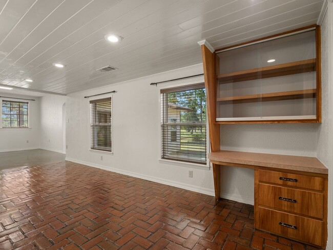 Building Photo - 615 Morris Rd