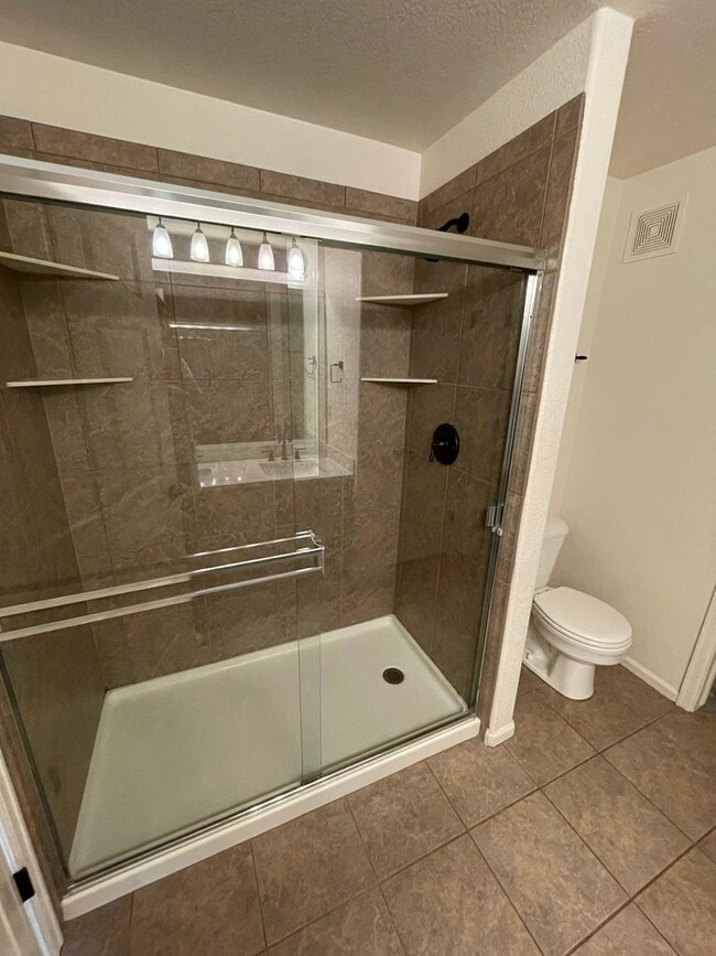 Building Photo - Spacious 2 Bed/2 Bath Ground-Level Condo i...