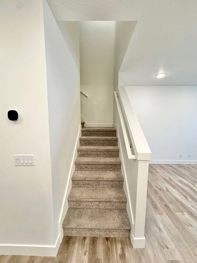 Building Photo - Desert Color Townhome!