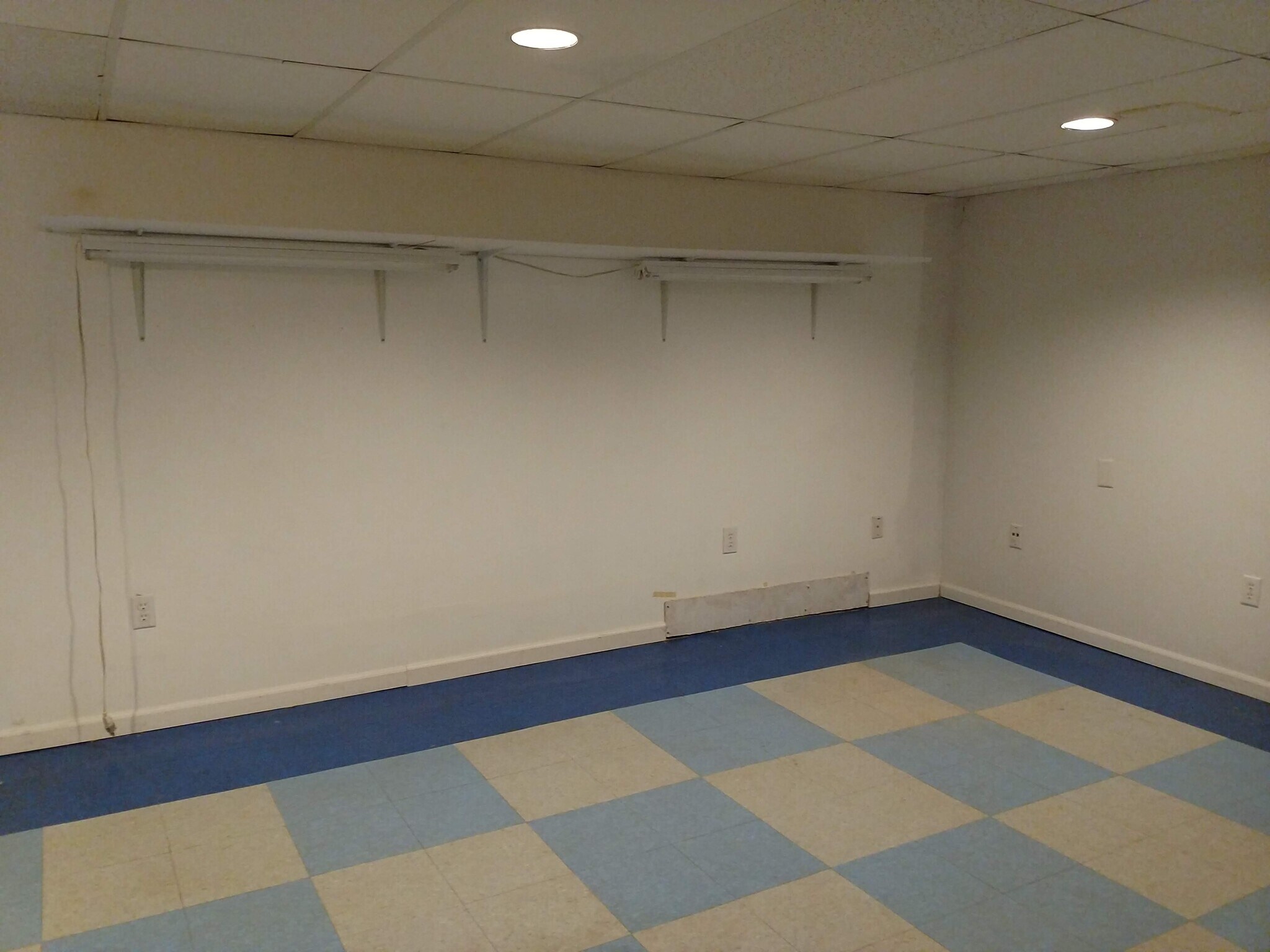 Building Photo - 2063 Champagne Dr