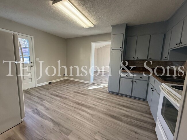 Building Photo - Charming 3BR/2BA Home with Hardwood Floors, Bonus Room & Outdoor Living