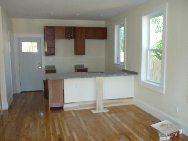 Building Photo - 6 Larose Pl