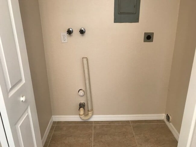 Building Photo - Conveniently located to I-4