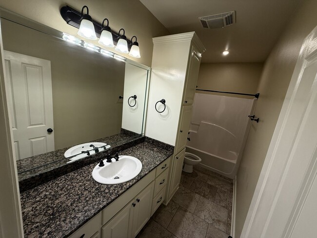 Building Photo - Charming 3 Bedroom Home in Willowbrook Sub...