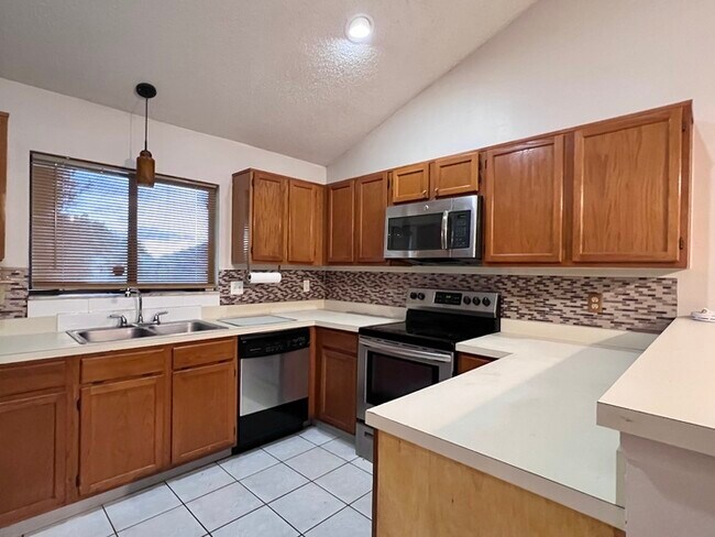 Building Photo - Spacious 3 bedroom 2 bath 2 car garage hom...