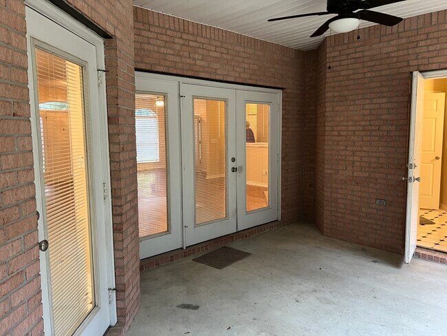 Building Photo - 64 Hillcrest Dr