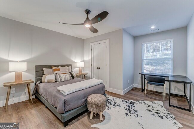 Building Photo - 121 Chateau Dr SE