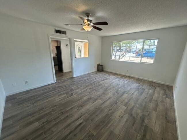 Building Photo - 4030 W Ashland Ave