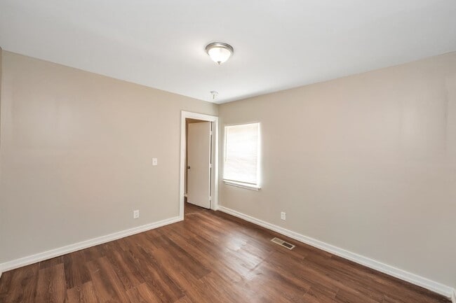 Building Photo - Move in Before the Holidays! Cozy Childers...