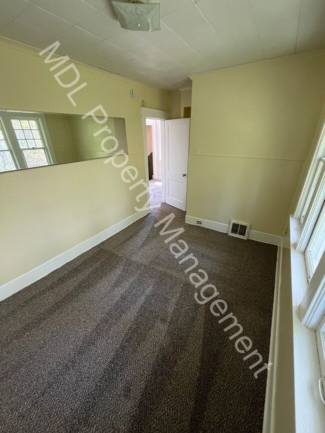 Building Photo - Beautiful 3 Bedroom 1.5 bath home w/ Basement