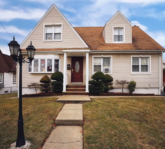 Primary Photo - 208 Mallory Ave