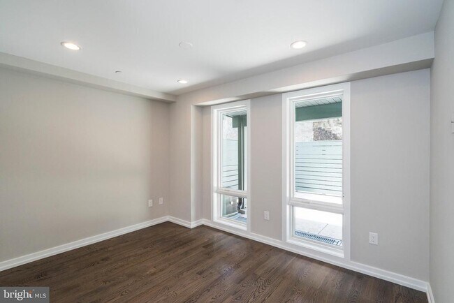 Building Photo - 1430 Clymer St
