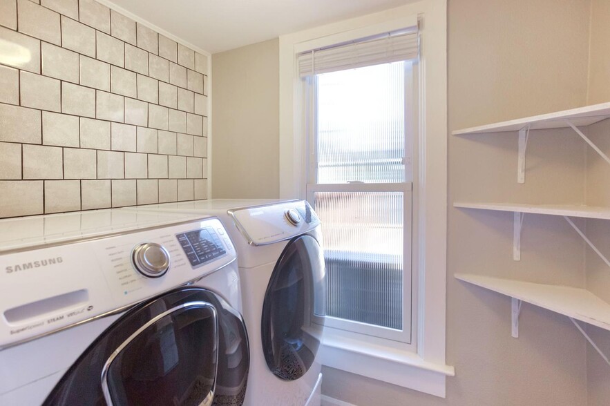 Building Photo - Light-filled Cole Victorian home near RiNo...