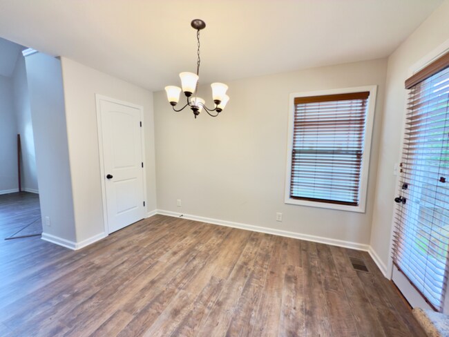 Building Photo - 638 Hidden Valley Dr