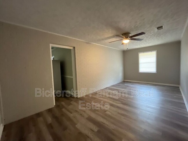 Building Photo - 2300 Welch Dr