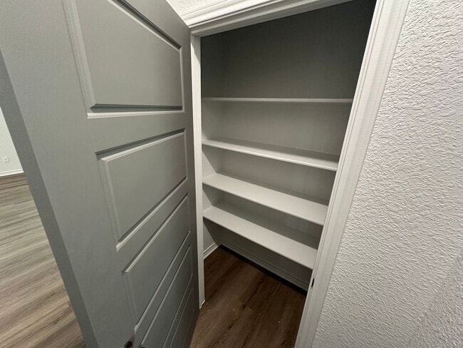 Building Photo - AVAILABLE NOW!