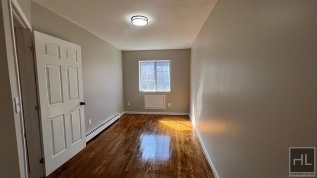 Building Photo - FRESHLY  RENOVATED 3 BEDROOMS/2 FULL BATHR...