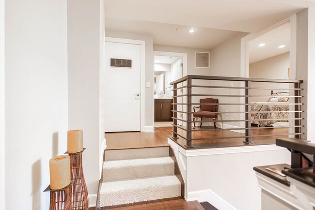 Building Photo - Furnished Downtown 2 BD in Short North! Sa...