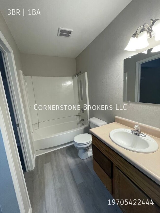 Building Photo - Fully remodeled, three bedroom apartment