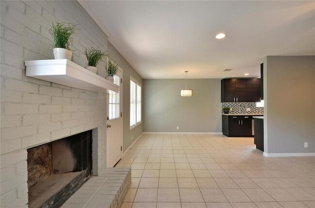 Building Photo - 10110 Woodland Village Dr