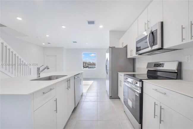 Building Photo - 250 10th Ct