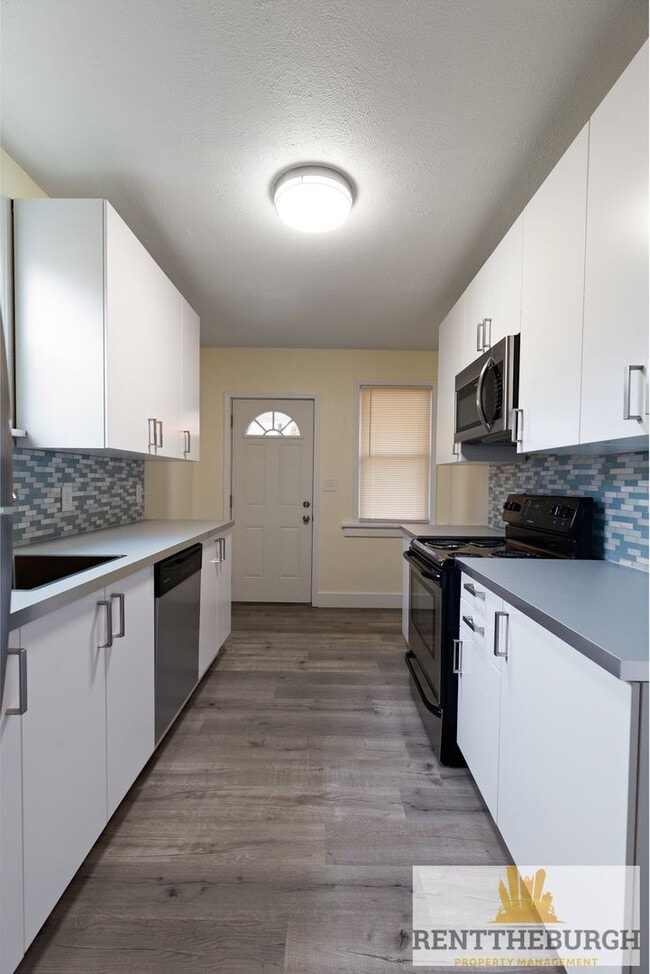 Building Photo - Updated 4BR 2 Full Bath House with Parking!