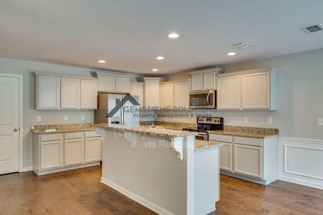 Building Photo - 4018 Commons Dr
