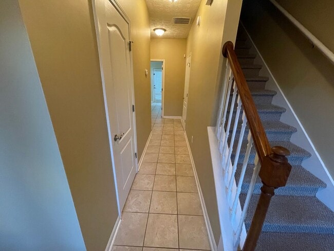 Building Photo - 4 bedrm, 3 bath, garage, pool, tennis cour...