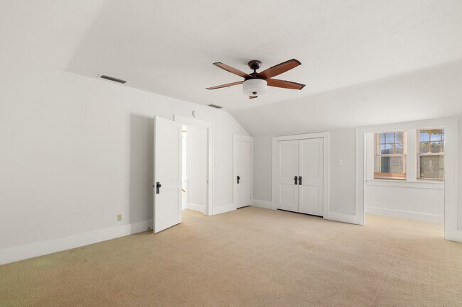 Building Photo - 1234 Beach Dr NE