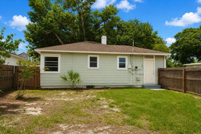 Building Photo - 2 Bedroom, 1 Bathroom Home for Rent in St Pete!