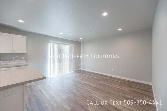 Building Photo - 651 Hargraves Ave NE