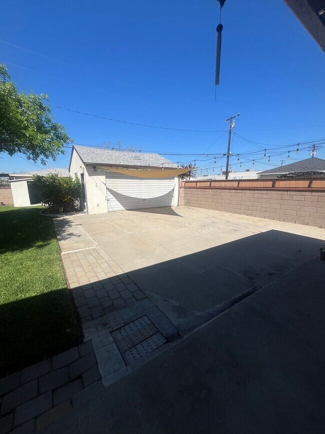 Building Photo - Home with a Cabin Style Family room and backyard Oasis