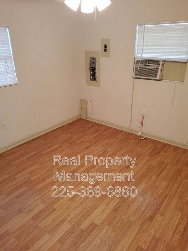 Building Photo - 1208 N Willow Ave