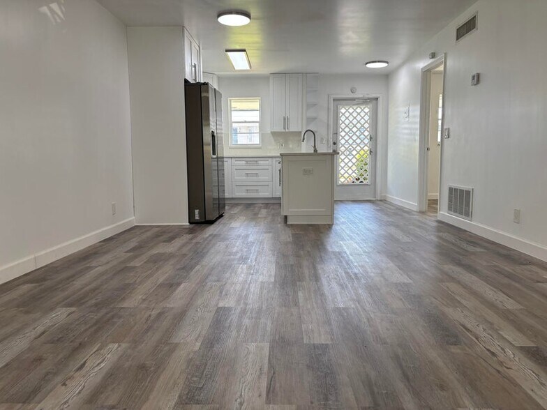 Building Photo - 1119 Lake Ter