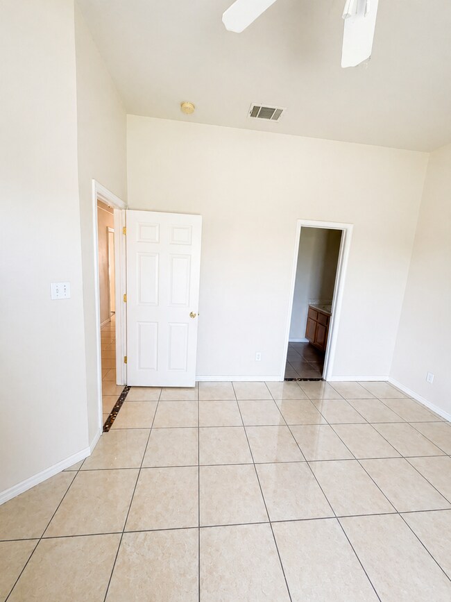 Building Photo - 2107 Charleston Ct