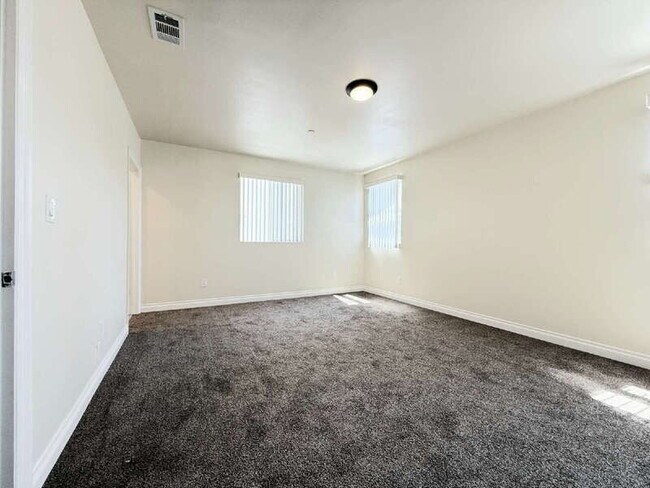 Building Photo - 116 W 50th St