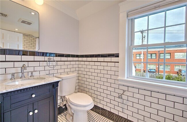 Building Photo - 11 Elmcroft Ave